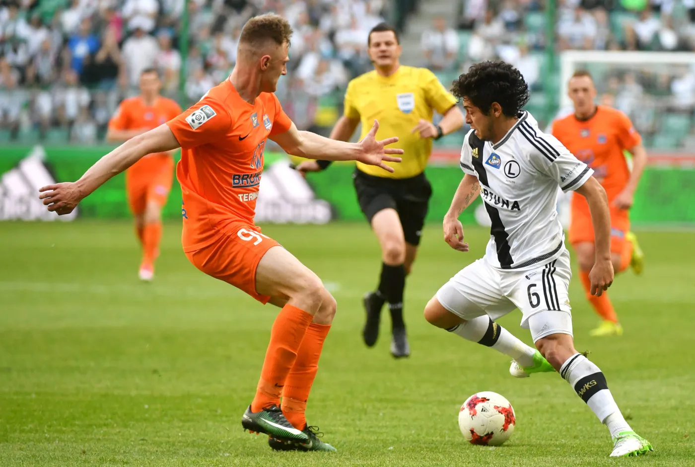 Piłkarz Legii Warszawa Guilherme (P) i Przemysław Szarek (L) z Bruk-Betu Termaliki Nieciecza