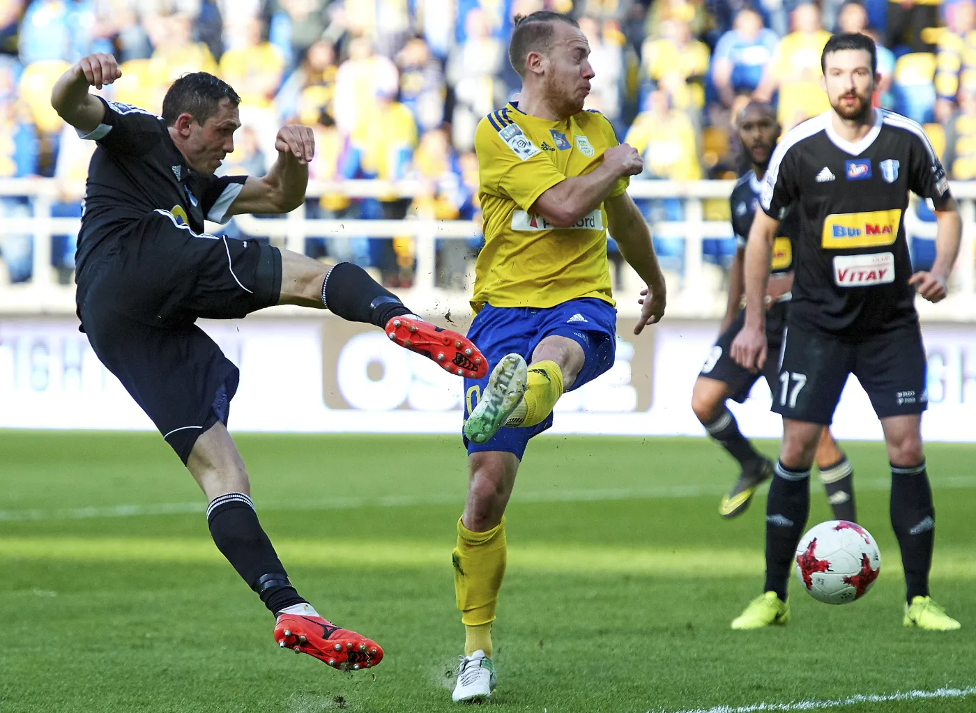 Piłkarz Wisły Płock Piotr Wlazło (L) i Dominik Hofbauer (C) z Arki Gdynia