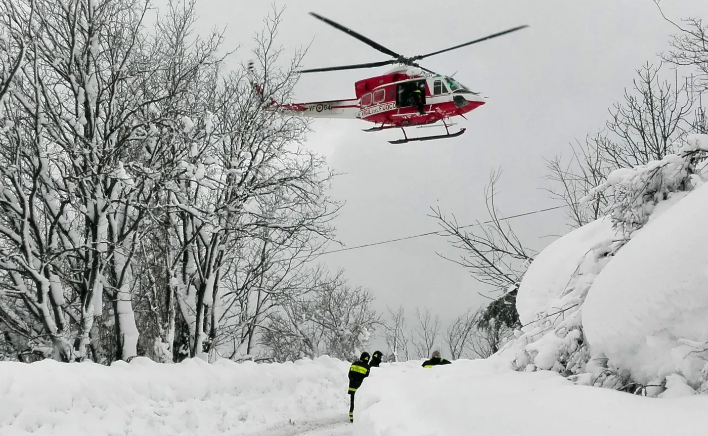 Akcja ratunkowa w zasypanym przez lawinę hotelu