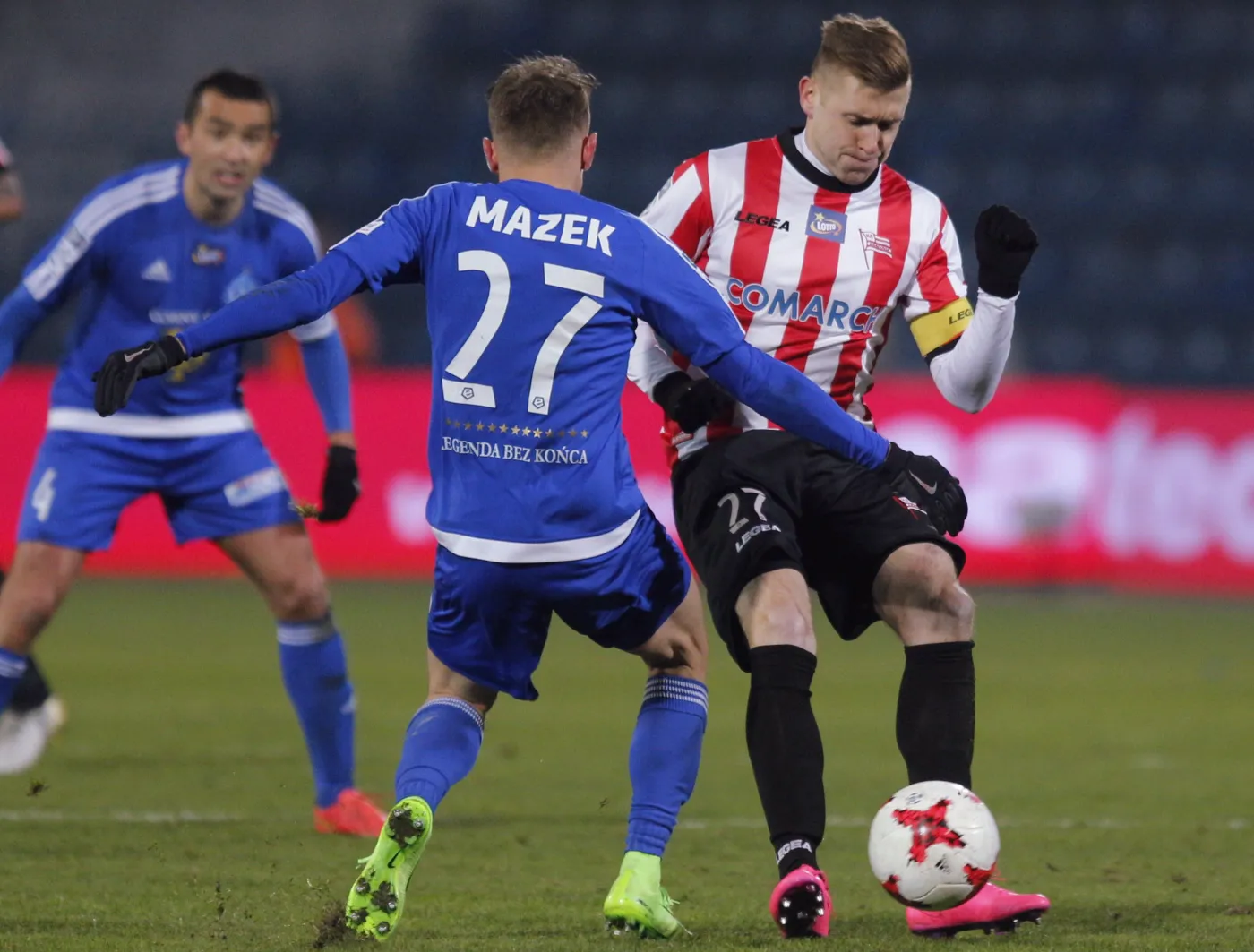 Zawodnik Ruchu Chorzów Kamil Mazek (C) i Piotr Polczak (P) z Cracovii