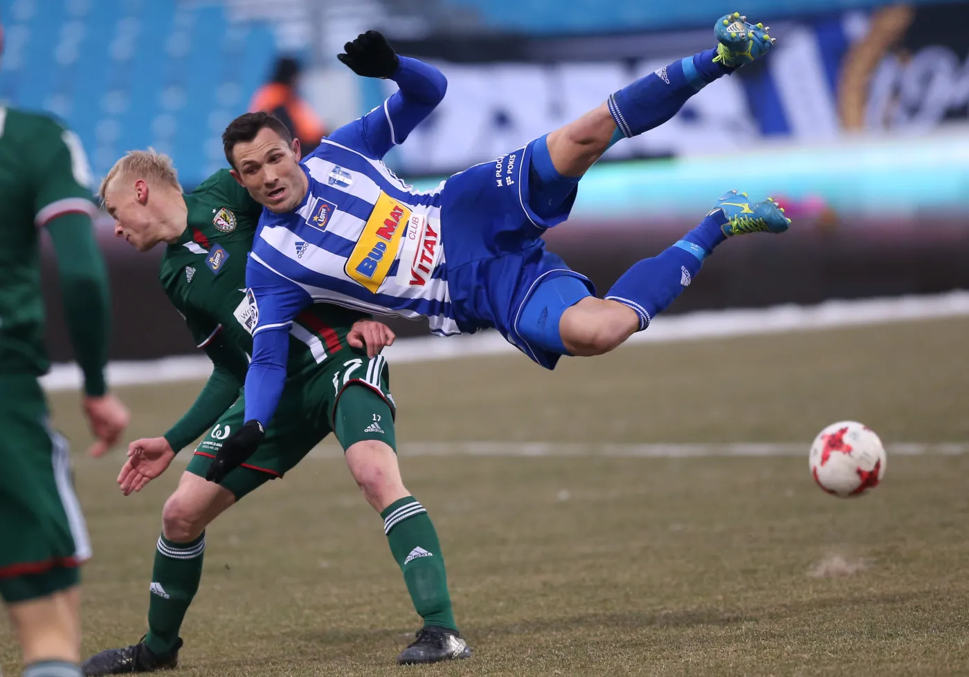 Zawodnik Wisły Płock Piotr Wlazlo (P) i Mariusz Pawelec (L) ze Śląska Wrocław