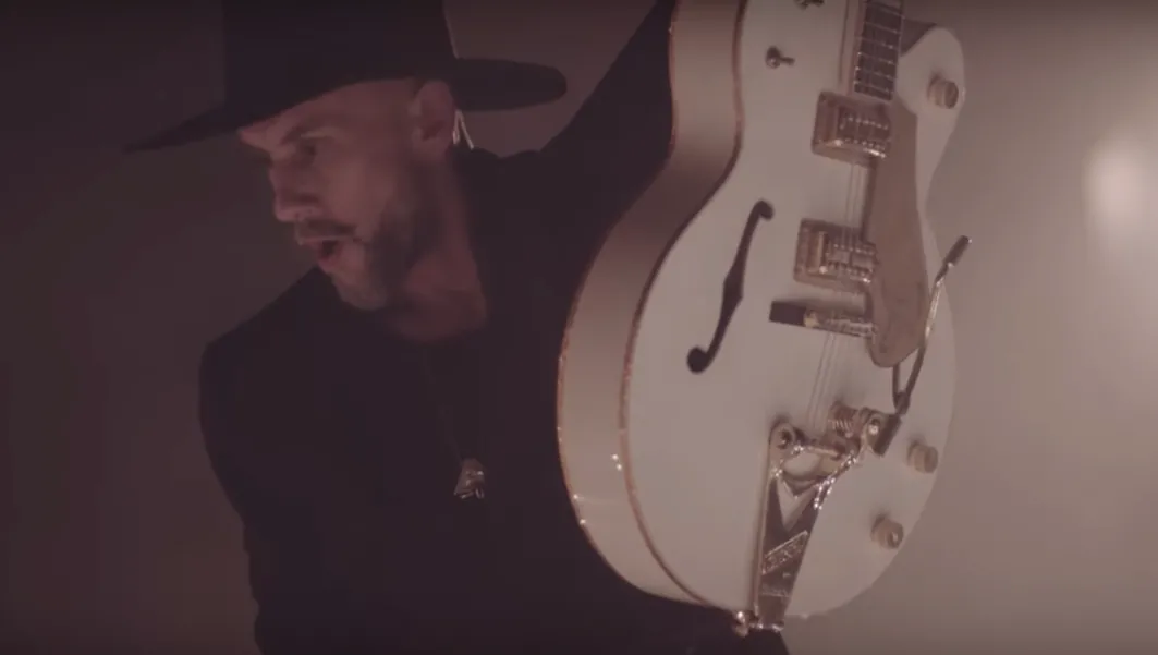 Adam Nergal Darski w klipie "Ain't Much Loving"