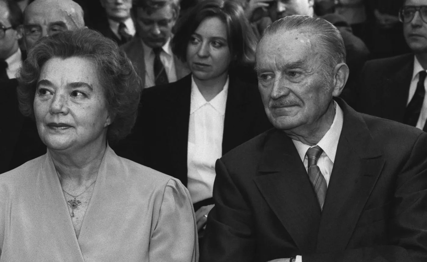 Były premier PRL Piotr Jaroszewicz z żoną Alicją Solską na promocji książki Edwarda Gierka