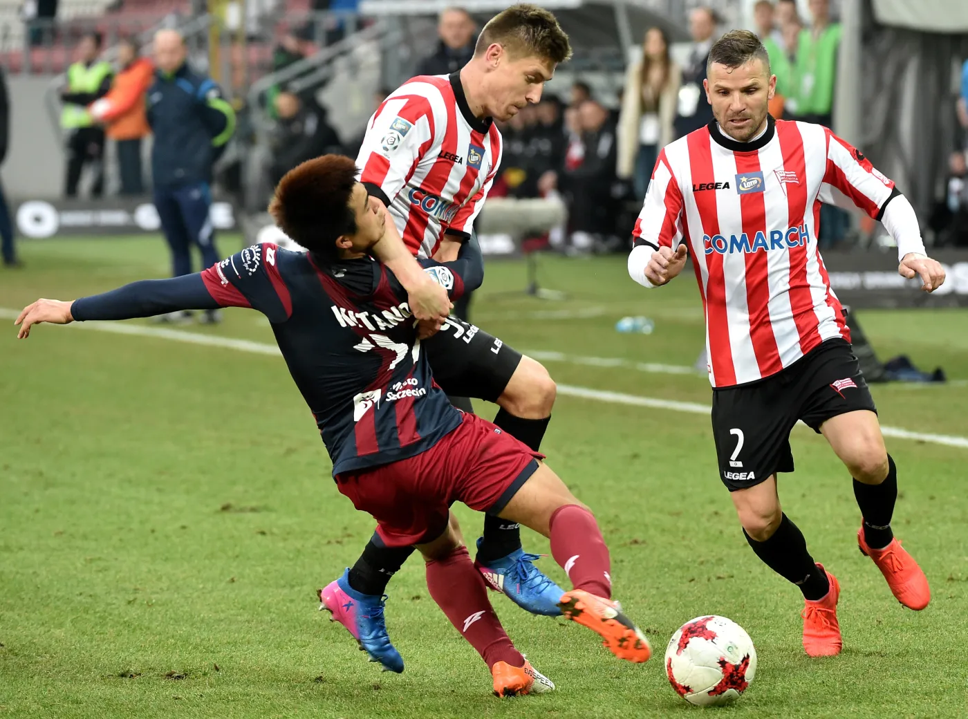 Piłkarz Cracovia Krzysztof Piątek (L) i Tomarz Brzyski (P) oraz Seiya Kitano (L) z Pogoni Szczecin