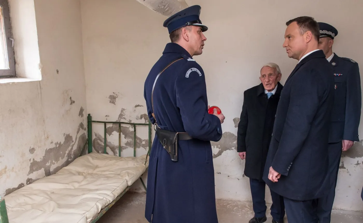 Prezydent zwiedza oddział zakładu karnego, gdzie przebywali Żołnierze Wyklęci