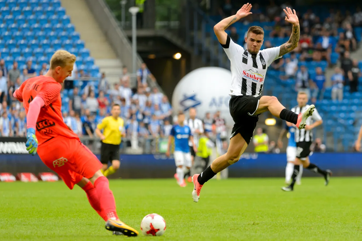 Bramkarz Lecha Poznań Jasmin Buric (L) i Aleksandyr Kolew (przód) z Sandecji Nowy Sącz