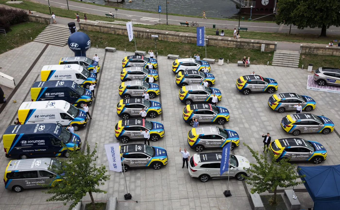 10343503-hyundai-przekazal-flote-samochodow.jpg