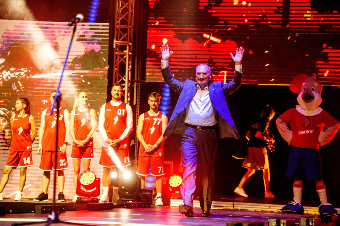 Minister obrony narodowej Antoni Macierewicz podczas meczu koszykówki: Gortat Team - Wojsko Polskie