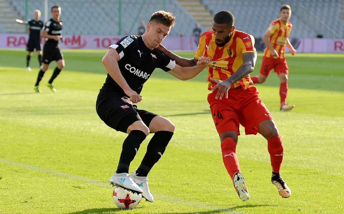 Zawodnik Korony Kielce Shawn Barry (P) i Krzysztof Piatek (L) z Cracovii Kraków