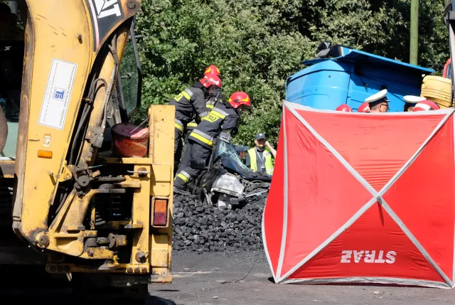 Ciężarówka z węglem przygniotła auto osobowe; zginęła 57-letnia kobieta. ZDJĘCIA