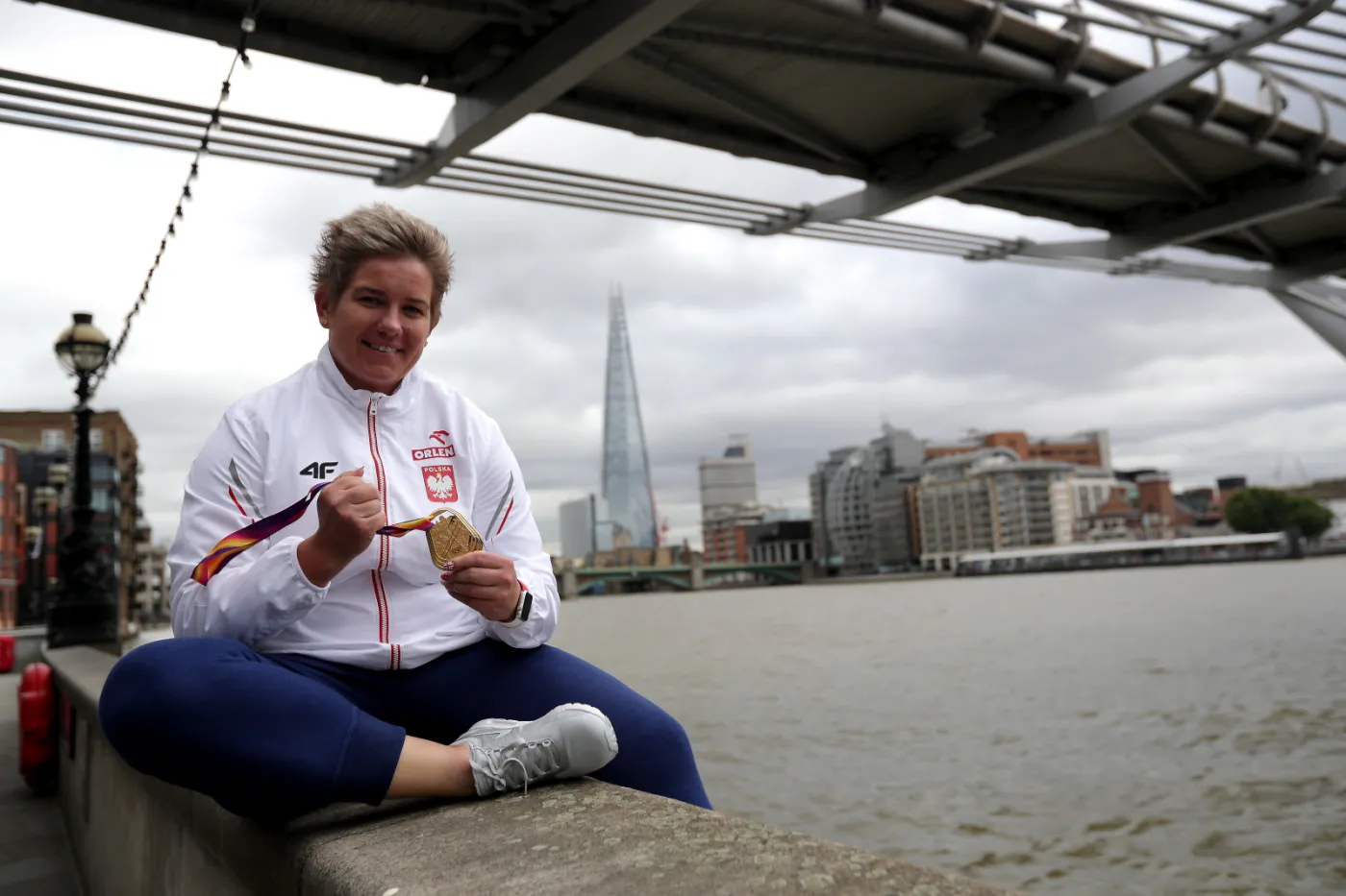 Anita Włodarczyk pozuje do zdjęcia ze złotym medalem w Londynie