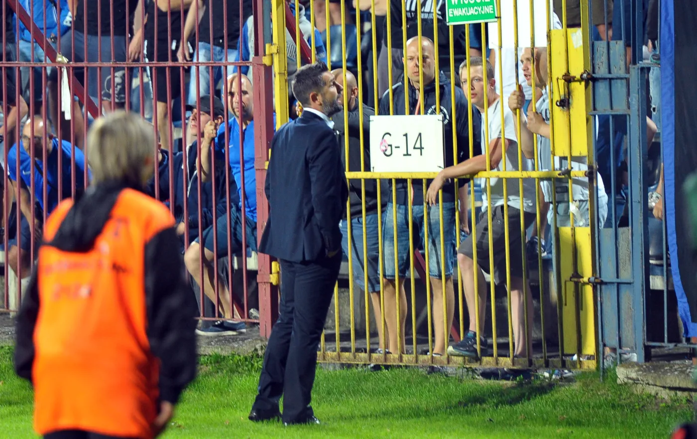 Trener Lecha Poznań Nenad Bjelica (C) musiał wysłuchać niezadowolonych kibiców