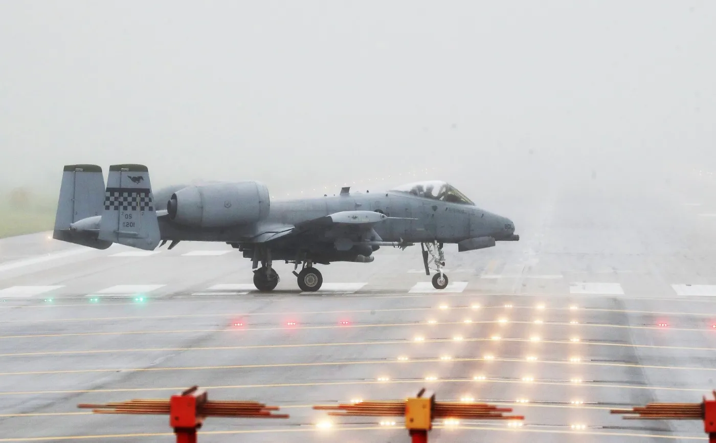 Amerykański A-10 w bazie w Korei Południowej