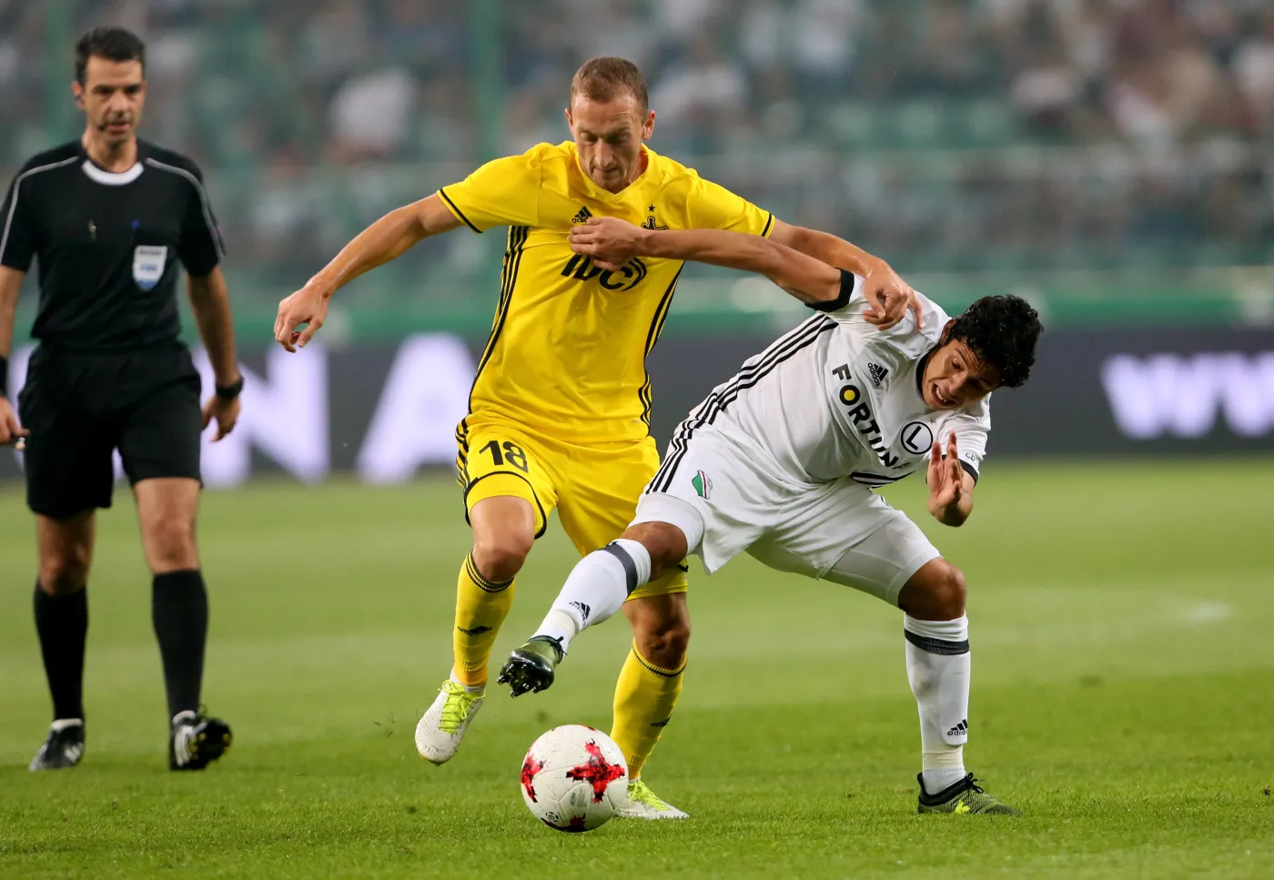 Piłkarz Legii Warszawa Guilherme (P) i Gheorghe Anton (C) z Sheriff Tiraspol podczas meczu 4. rundy eliminacyjnej Ligi Europejskiej