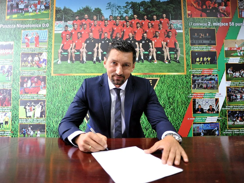 Dariusz Dudek podpisuje kontrakt z Zagłębiem Sosnowiec; fot: oficjalna strona klubu