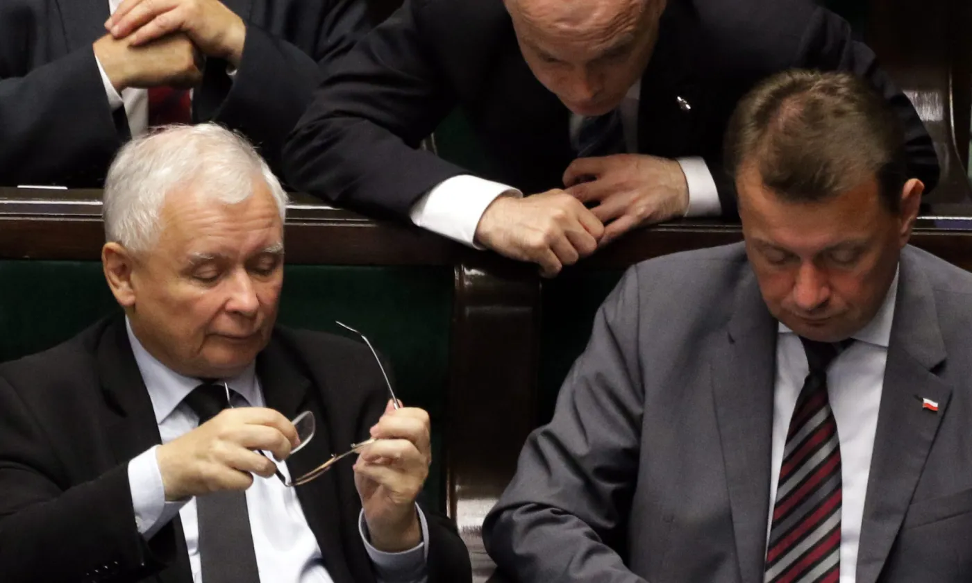 Jarosław Kaczyński podczas bloku głosowań. Obok Mariusz Błaszczak