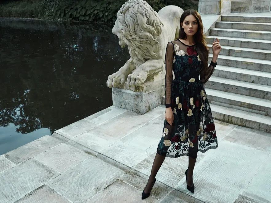 Jesiennie delikatna kobiecość: zmysłowa Edyta Zając-Rzeźniczak w nowej kampanii Taranko