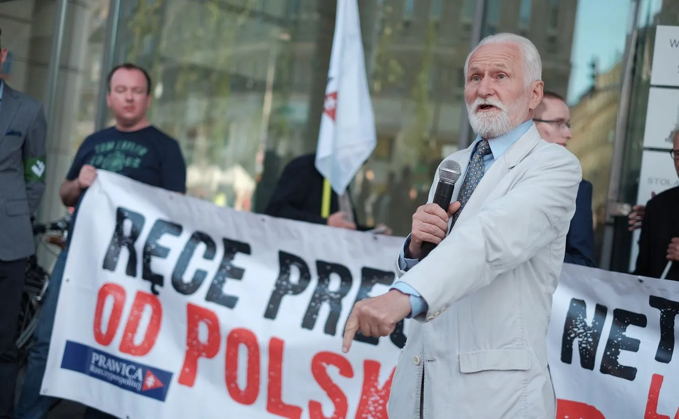 Gabriel Janowski przemawia podczas manifestacji w Warszawie
