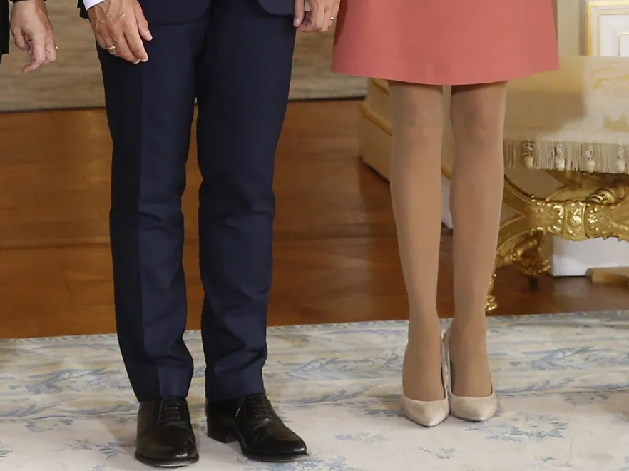 Drozbiazg wielkiej wagi: Brigitte Macron fatalnie postarzyła sobie nogi. FOTO