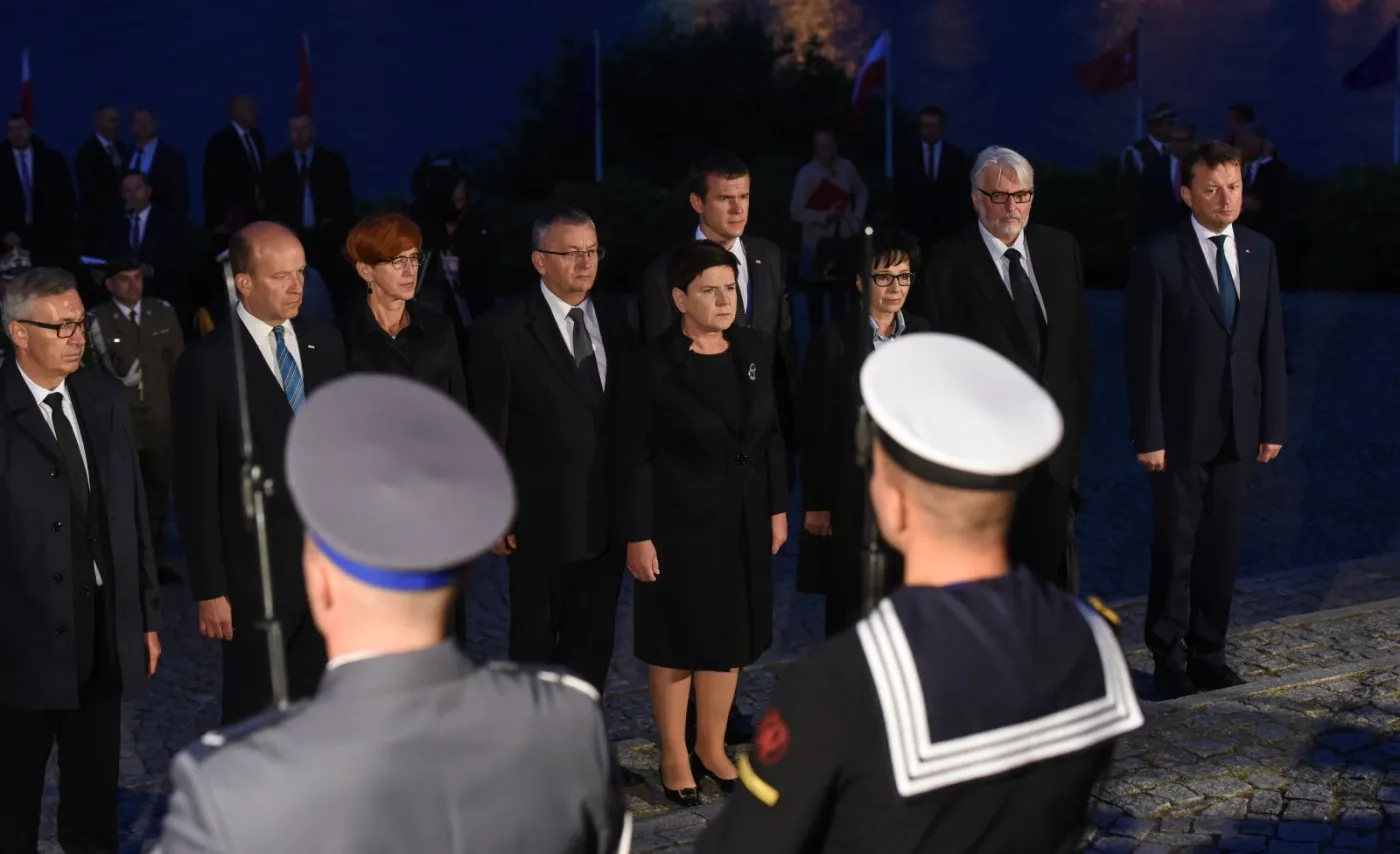 Premier Beata Szydło w otoczeniu członków rządu