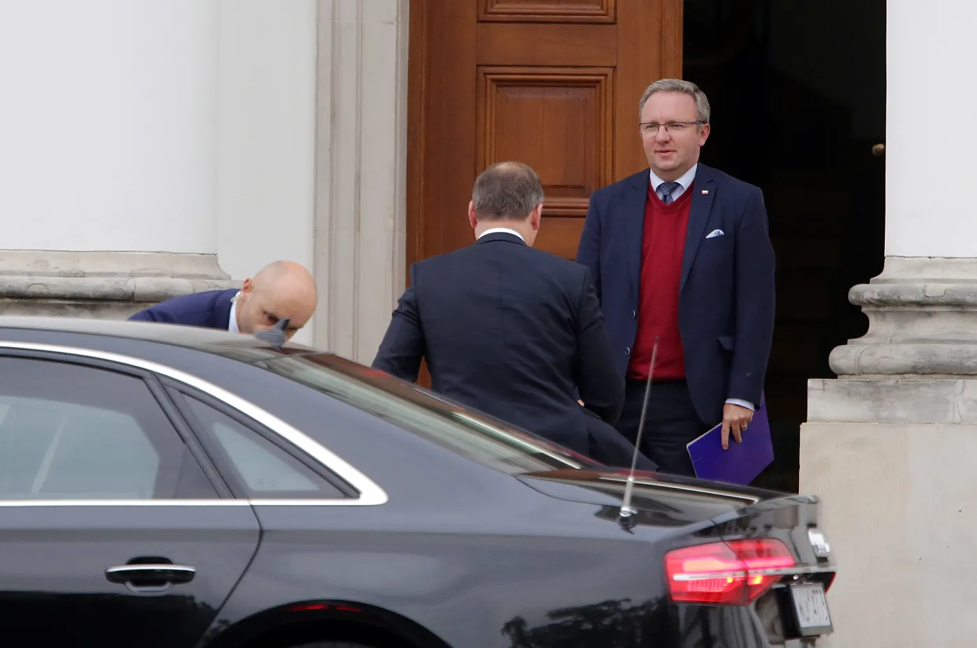 Prezydent Andrzej Duda przyjechał do Belwederu, 8 bm. na spotkanie z prezesem Prawa i Sprawiedliwości Jarosławem Kaczyńskim. Prezydenta wita szef Gabinetu Prezydenta RP Krzysztof Szczerski