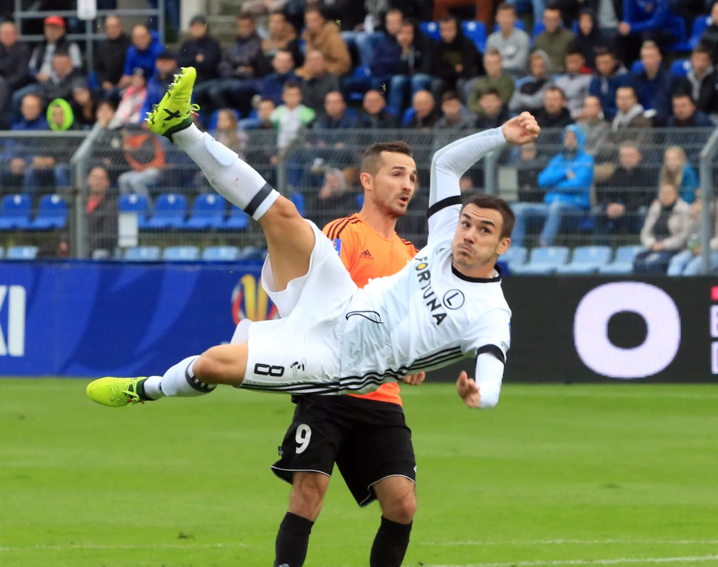 Zawodnik Ruchu Zdzieszowice Denis Stor (tył) i Cristian Pasquato (przód) z Legii Warszawa