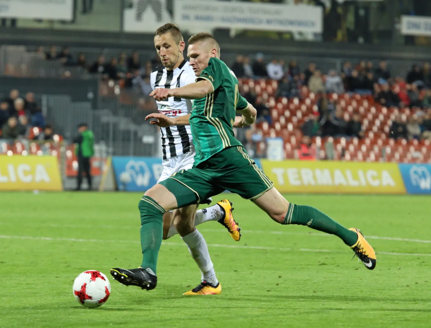 Zawodnik Sandecji Nowy Sącz Michał Piter-Bućko (tył) i Marcin Robak (przód) ze Śląska Wrocław