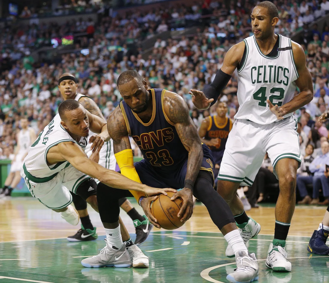 LeBron James, Boston Celtics Avery Bradley i Al Horford