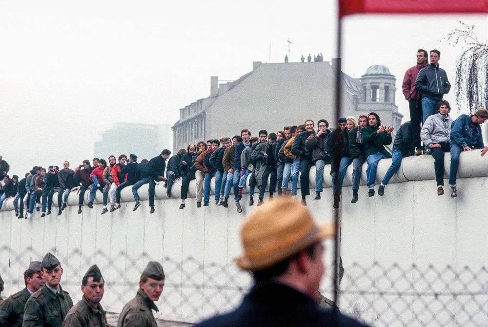 10162649-mlodziez-berlina-zachodniego-czeka.jpg