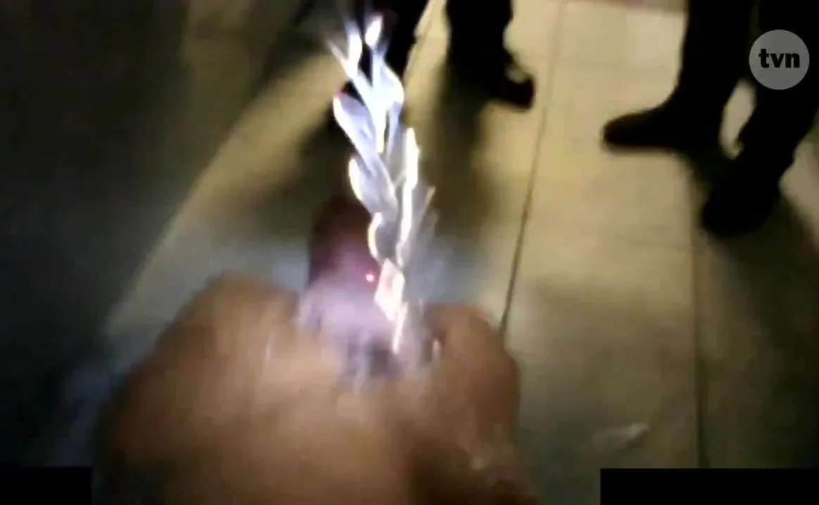 Igora Stachowiak na komisariacie - kadr z nagrania, do którego dotarły "Fakty" TVN