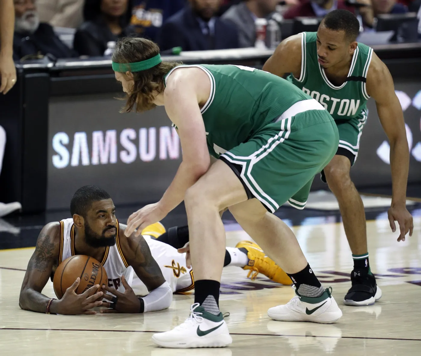 Kyrie Irving, Kelly Olynyk i Avery Bradley