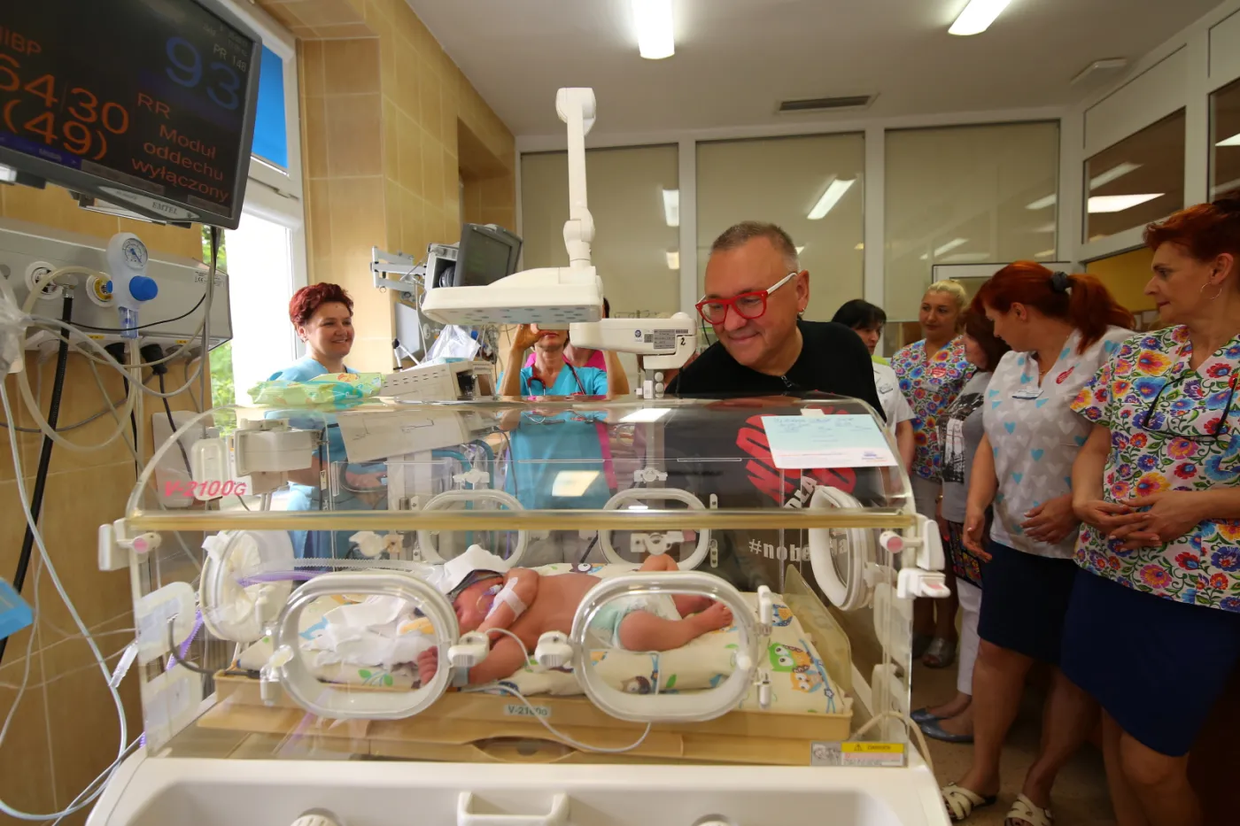 Owsiak przywiózł do szpitala nowoczesny inkubator