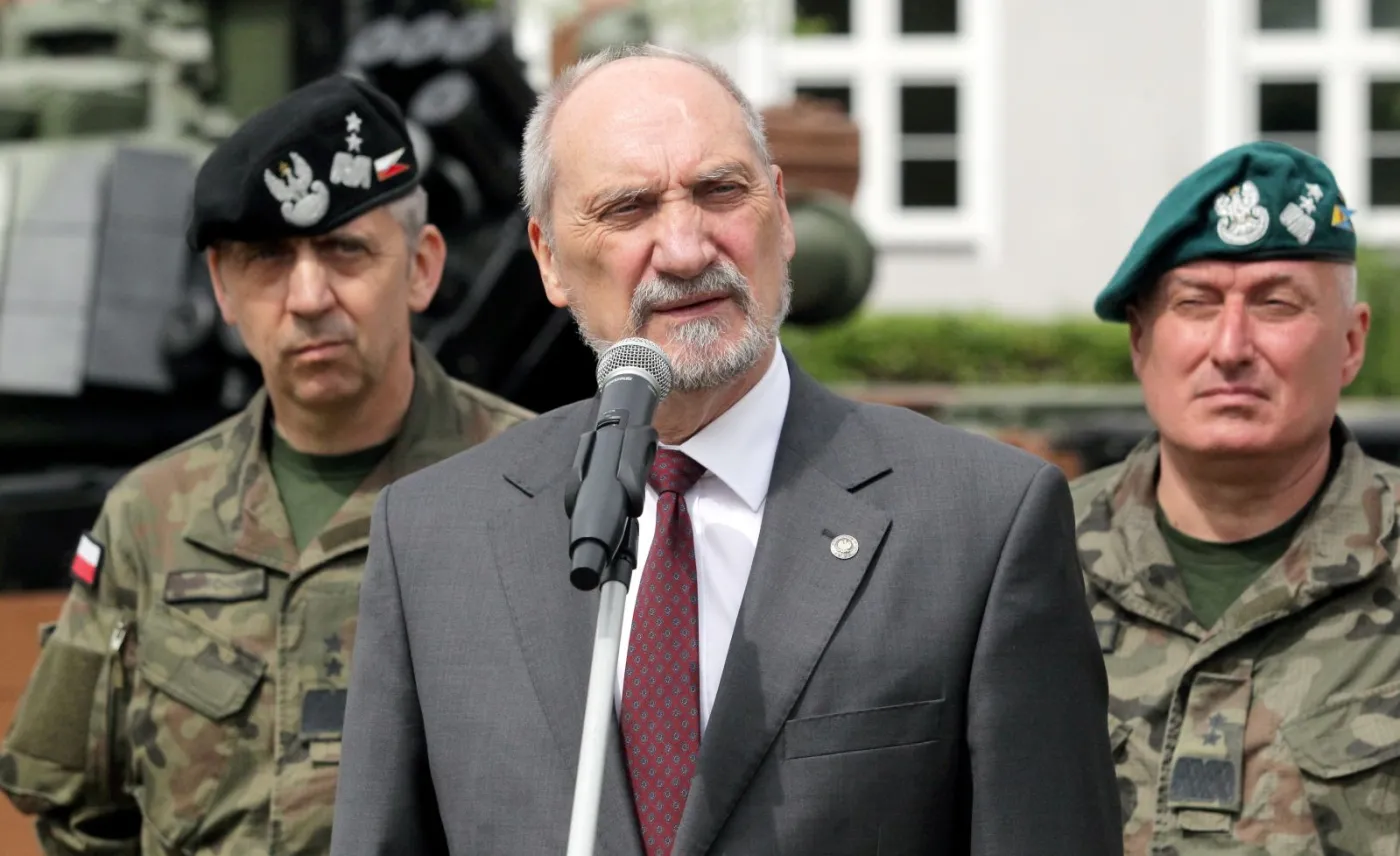 Minister obrony narodowej Antoni Macierewicz (C), dowódca operacyjny RSZ gen. dyw. Sławomir Wojciechowski (L) i dowódca 16. pomorskiej dywizji zmechanizowanej gen. dyw. Marek Sokołowski (P)