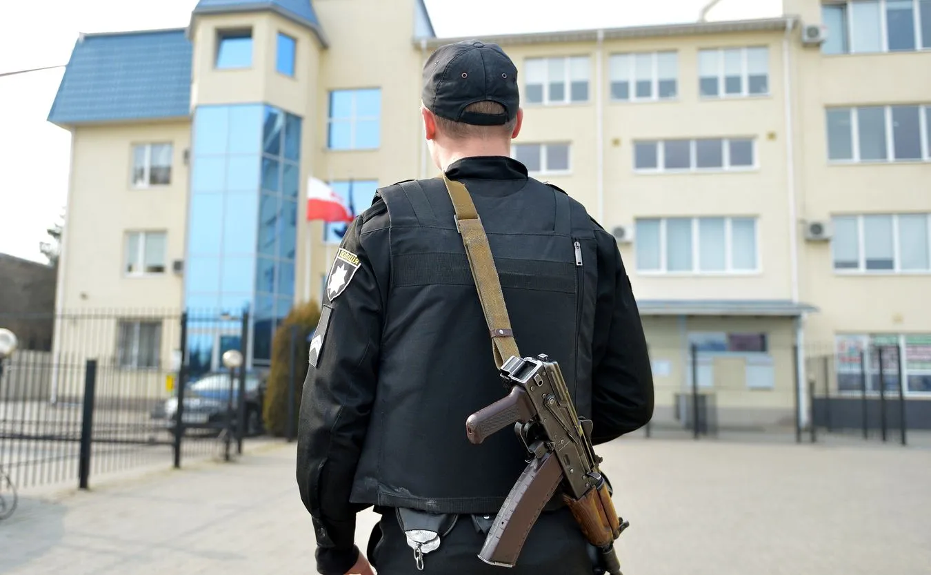 Policja przed budynkiem konsulatu RP w Łucku