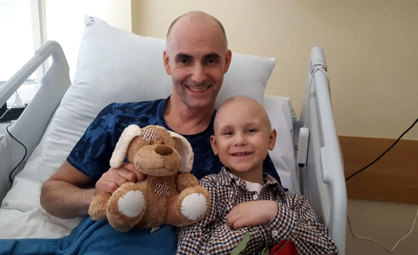 Siedmioletni Michał, który choruje na rozległy nowotwór tkanek miękkich podczas spotkania z Tomaszem Gollobem