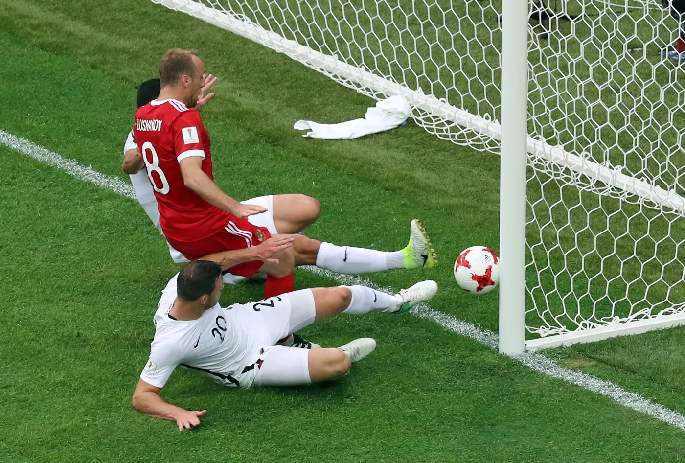 Michael Boxall strzela do własnej bramki w meczu z Rosją