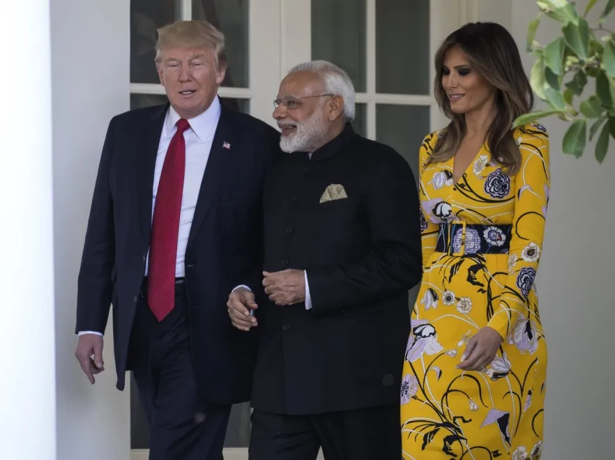 Takie ZDJĘCIA to rzadkość. Warta fortunę suknia wprawiła Melanię Trump w niezwykle dobry humor...