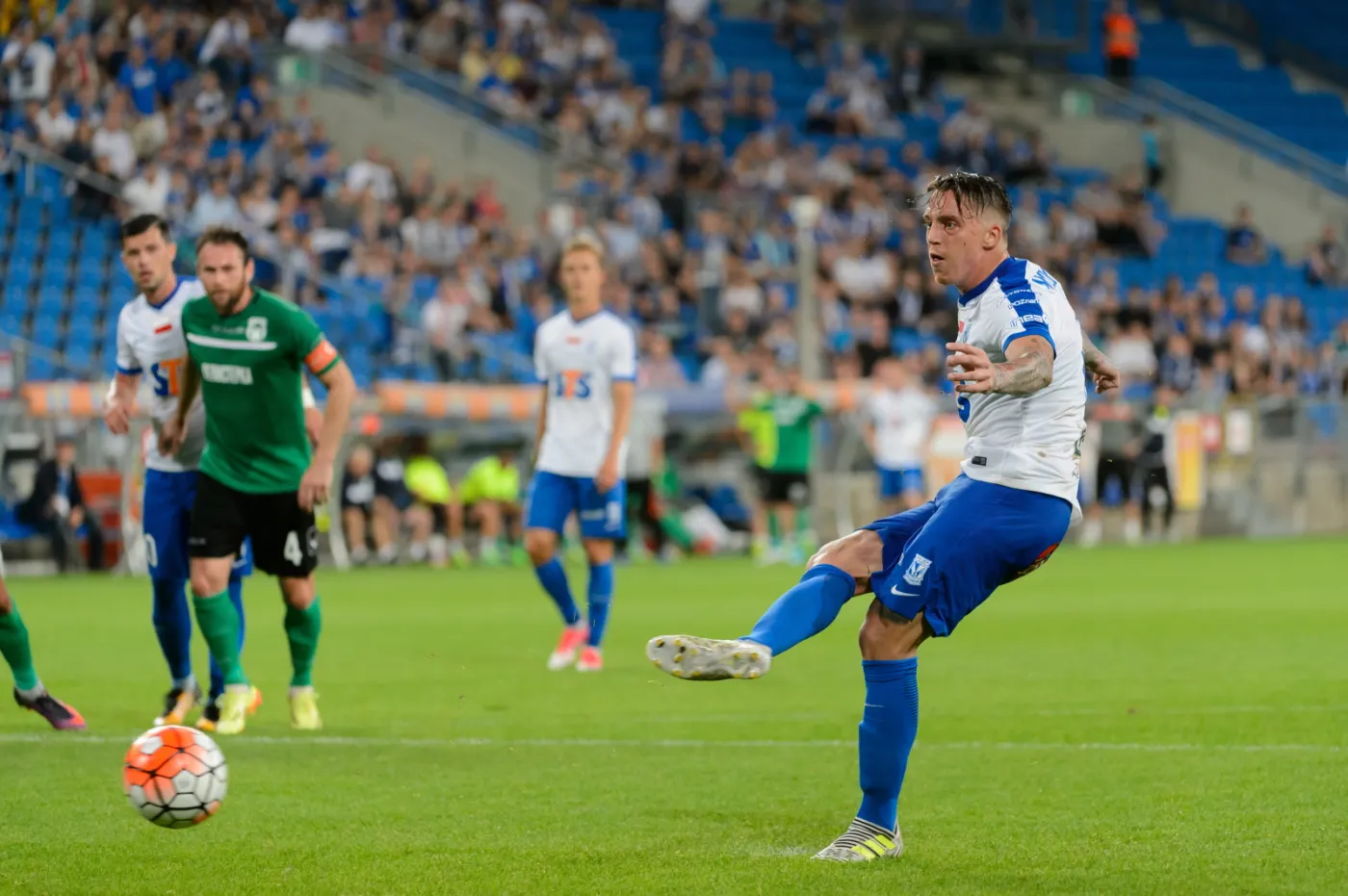 Piłkarz Lecha Poznań Nicki Bille Nielsen strzela bramkę z rzutu karnego podczas meczu pierwszej rundy kwalifikacji Ligi Europy z FK Pelister Bitola