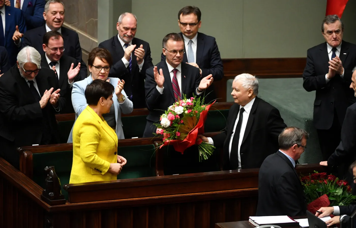 Jarosław Kaczyński wręcza kwiaty Beacie Szydło