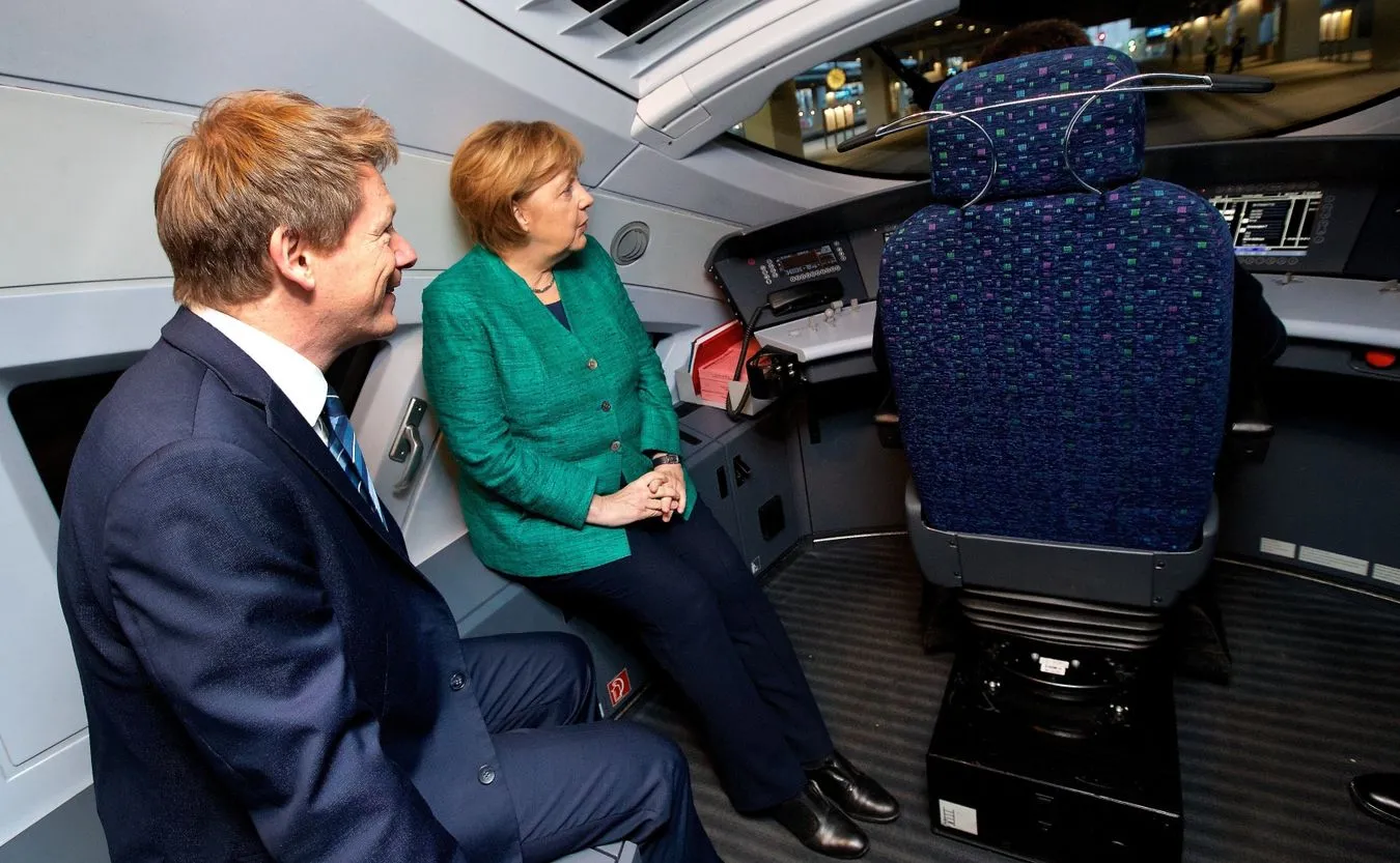 10643965-kanclerz-angela-merkel-w-pociagu.jpg