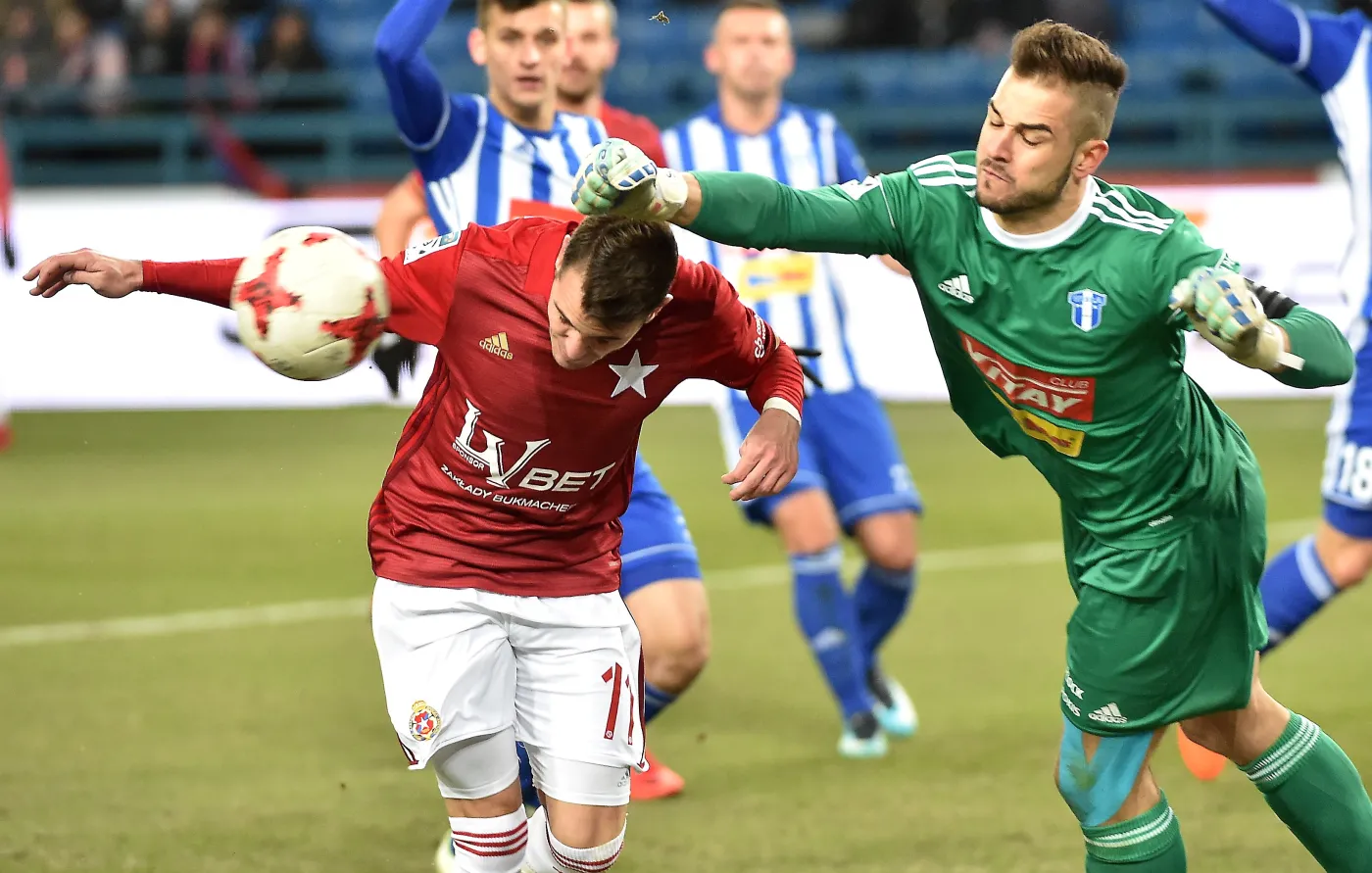 Zawodnik Wisły Kraków Jesus Imaz (L) i bramkarz Seweryn Kiełpin (P) z Wisły Płock