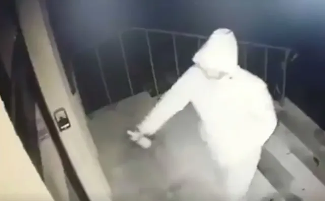 Wymalowano sprayem drzwi biura poselskiego PiS w Szczecinie. "To kolejny atak". NAGRANIE WIDEO