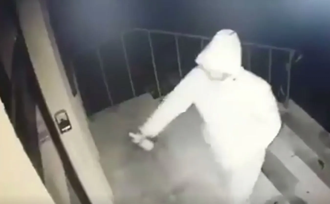 Mężczyzna ze sprayem przed biurem poselskim PiS