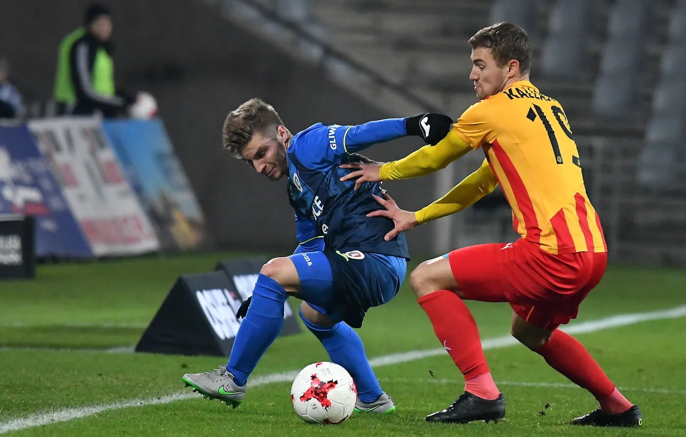 Piłkarz Korony Kielce Ken Kallaste (P) i Aleksander Jagiełło (L) z Piasta Gliwice
