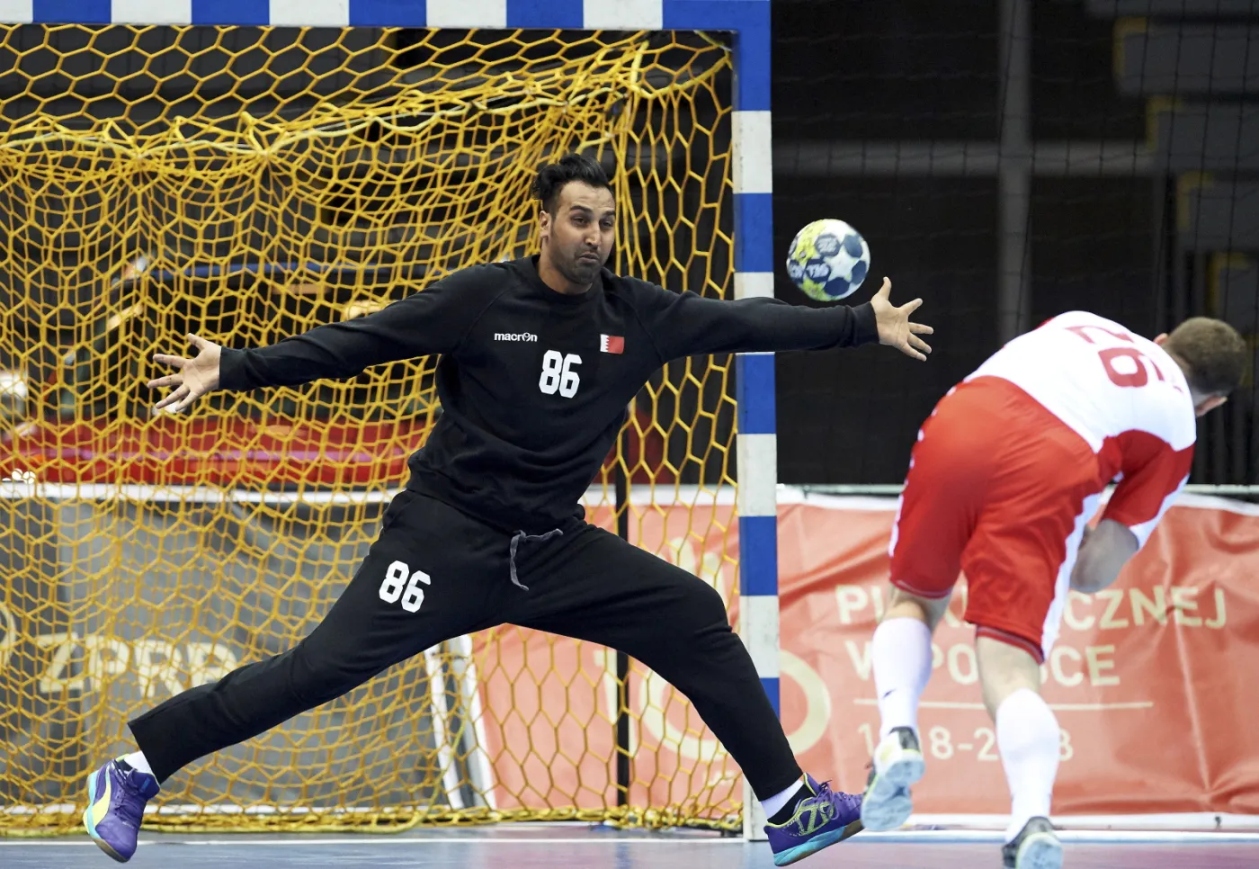 Polak Michał Daszek (P) i bramkarz Ali Khamis (L) z Bahrajnu 