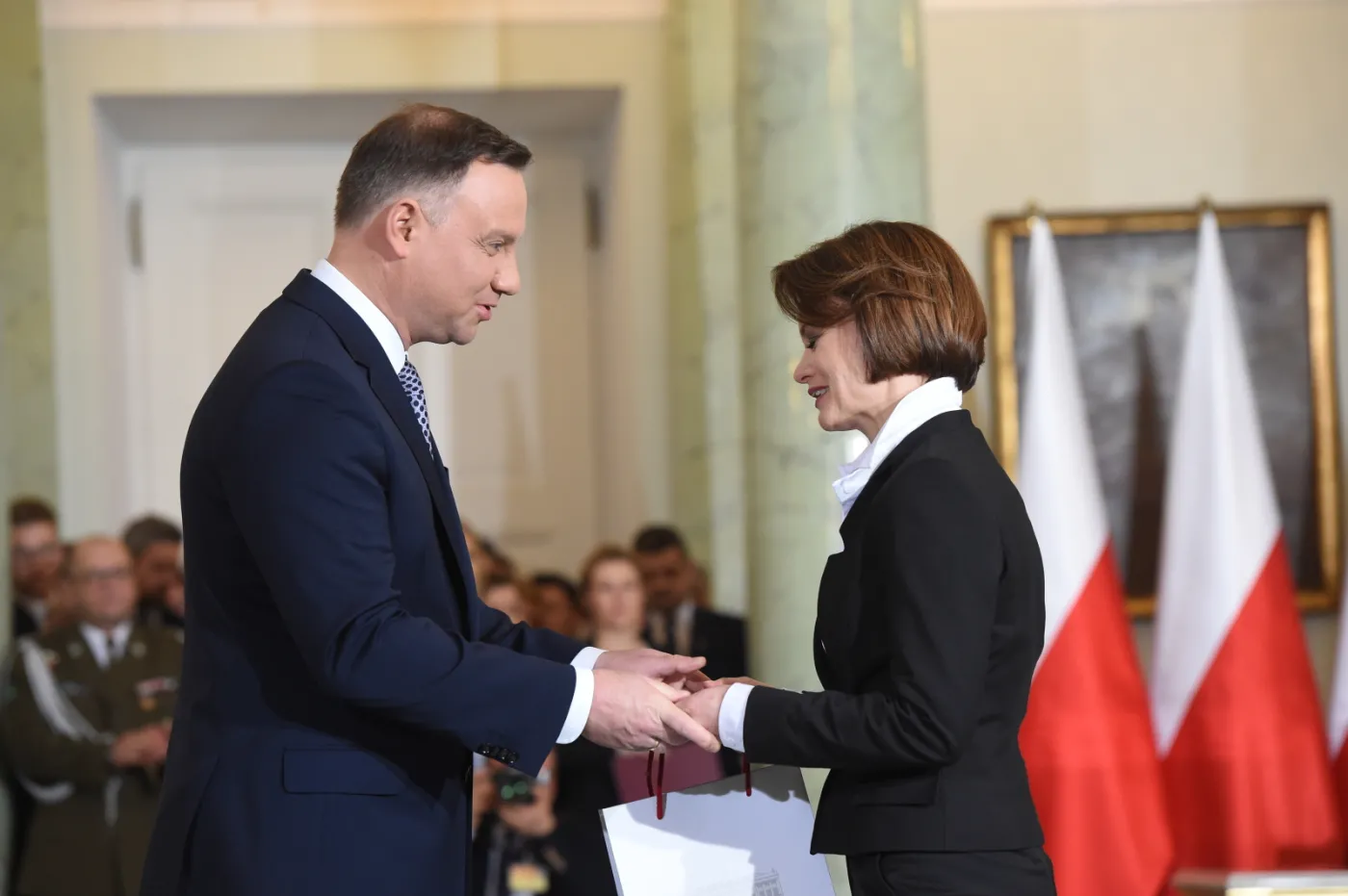 Prezydent Andrzej Duda (L) powołuje Jadwigę Emilewicz (P) na stanowisko ministra przedsiębiorczości i technologii