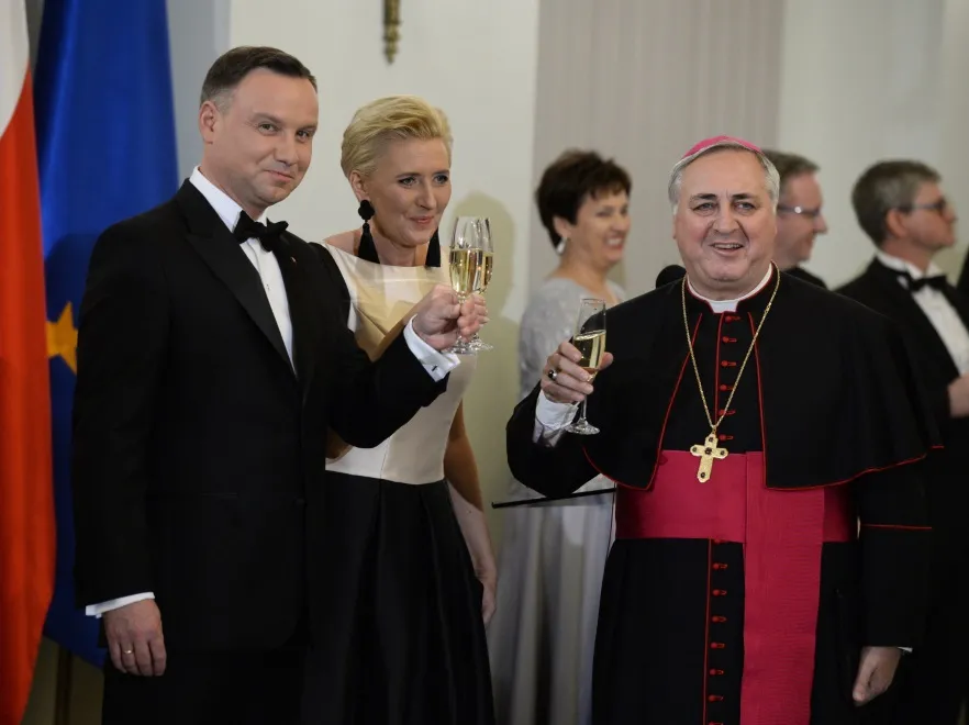 "Gdyby się schyliła, toby mogła podłogę pozamiatać". Takiej stylizacji Agata Duda jeszcze nie miała. FOTO