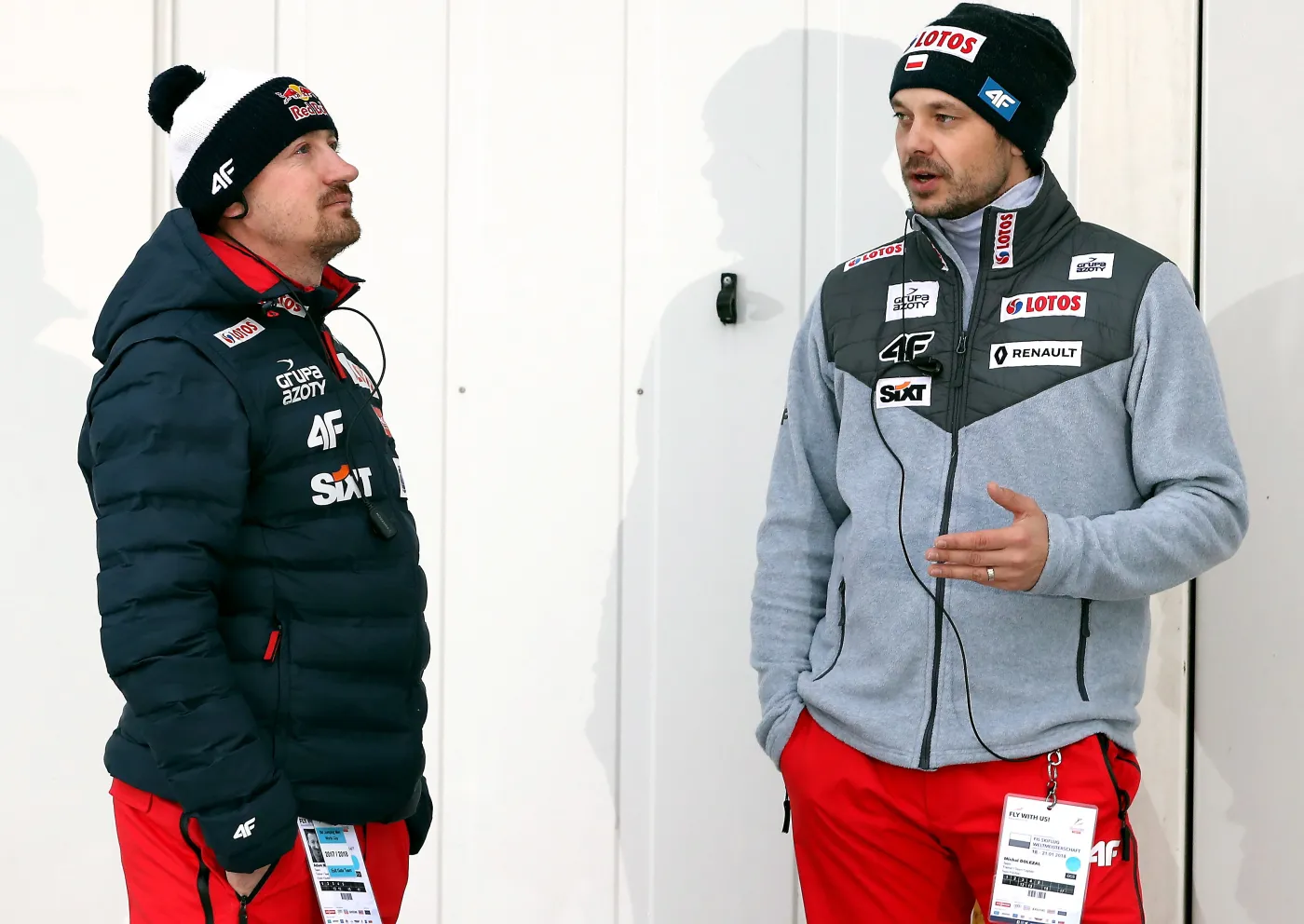 Dyrektor sportowy PZN Adam Małysz (L) i odpowiedzialny za sprzęt w kadrze Michal Dolezal (P)