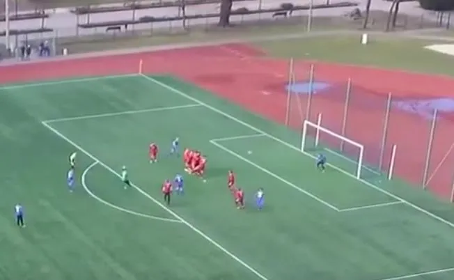 Polski bramkarz... strzelił cudownego gola z rzutu wolnego! Wideo robi furorę w internecie