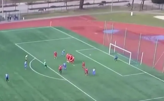 Polski bramkarz... strzelił cudownego gola z rzutu wolnego! Wideo robi furorę w internecie